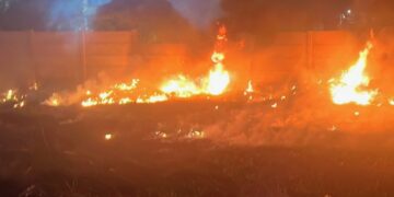 Sofocaron un incendio de malezas y basura en un descampado cercano a un depósito de productos químicos