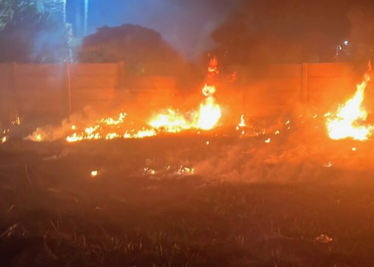 Sofocaron un incendio de malezas y basura en un descampado cercano a un depósito de productos químicos