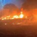 Sofocaron un incendio de malezas y basura en un descampado cercano a un depósito de productos químicos