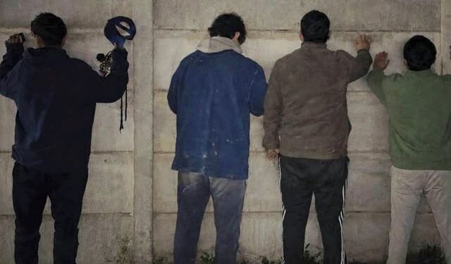 Demoraron a cuatro sujetos por provocar un disturbio en la vía pública