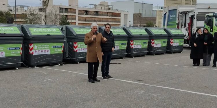 La Municipalidad de la ciudad de San Luis junto al gobernador presentaron 110 nuevos contenedores de residuos.