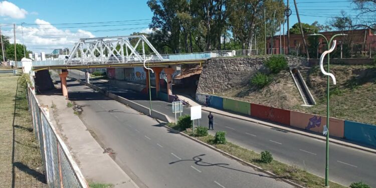 Un colectivo chocó a una joven en el Puente Blanco y el chofer siguió de largo