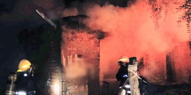 Demoraron a dos sujetos tras un disturbio en la vía pública y un incendio de una vivienda