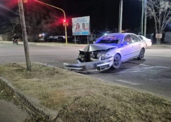 Dos heridos en un choque contra una luminaria en el Corredor Vial