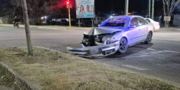 Dos heridos en un choque contra una luminaria en el Corredor Vial