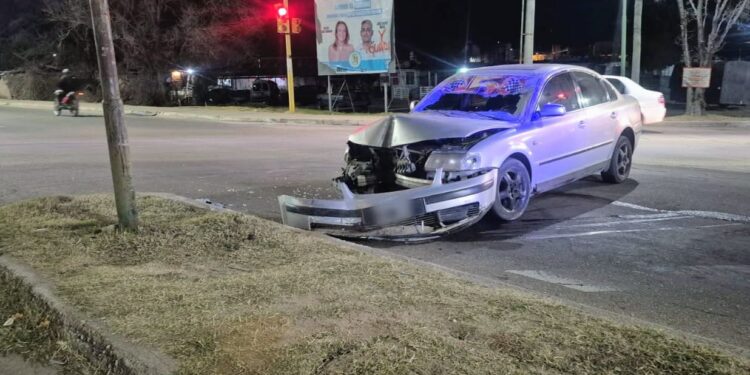 Dos heridos en un choque contra una luminaria en el Corredor Vial