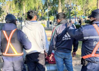 “Trapitos” exigían dinero a automovilistas en Plaza Pringles. Fueron demorados