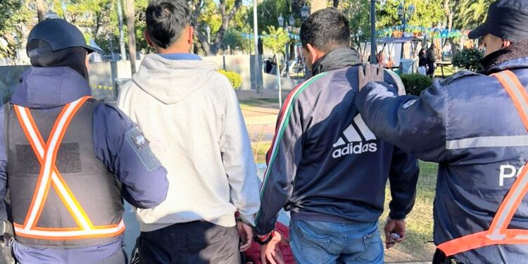 “Trapitos” exigían dinero a automovilistas en Plaza Pringles. Fueron demorados