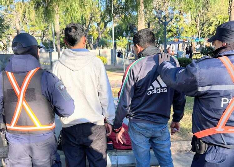 “Trapitos” exigían dinero a automovilistas en Plaza Pringles. Fueron demorados