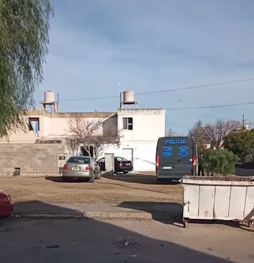 Esperan el resultado de la autopsia para determinar cómo murió un hombre en el barrio 131 Viviendas