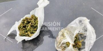 Secuestraron un automóvil que tenía prohibición para circular e incautaron del mismo envoltorios con marihuana