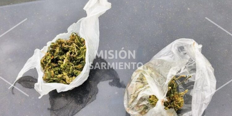 Secuestraron un automóvil que tenía prohibición para circular e incautaron del mismo envoltorios con marihuana