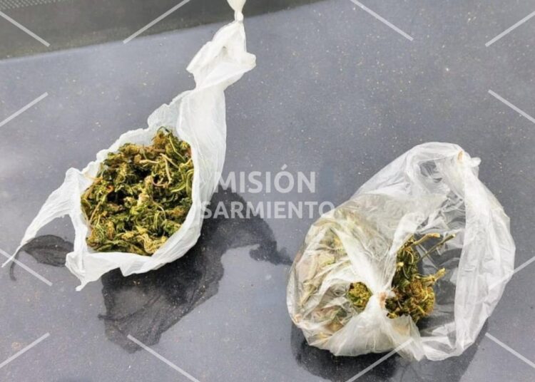Secuestraron un automóvil que tenía prohibición para circular e incautaron del mismo envoltorios con marihuana