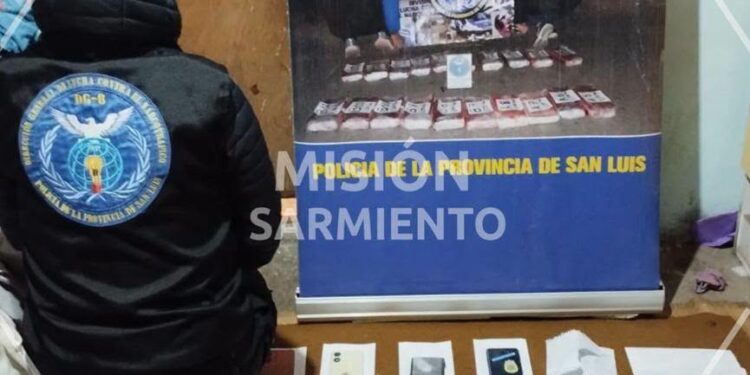 La Policía anuló un centro de venta y distribución de drogas, incautó sustancia valuada en 2 millones de pesos y detuvo a una joven