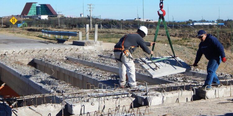 Comenzó la colocación de prelosas en los puentes intervenidos sobre la avenida Eva Perón