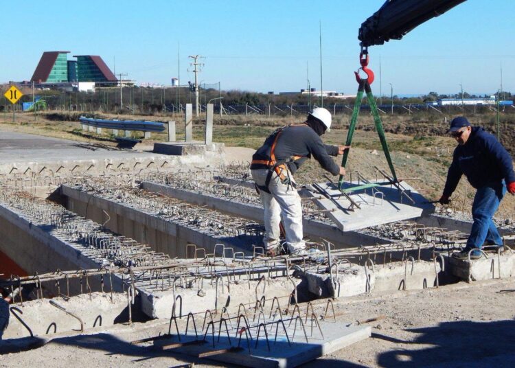 Comenzó la colocación de prelosas en los puentes intervenidos sobre la avenida Eva Perón