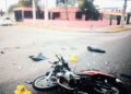 una motociclista resultó herida y dio positivo en el alcotest tras impactar contra un automóvil