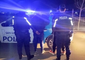Demoraron a dos hombres por sustraer cableado de alumbrado público