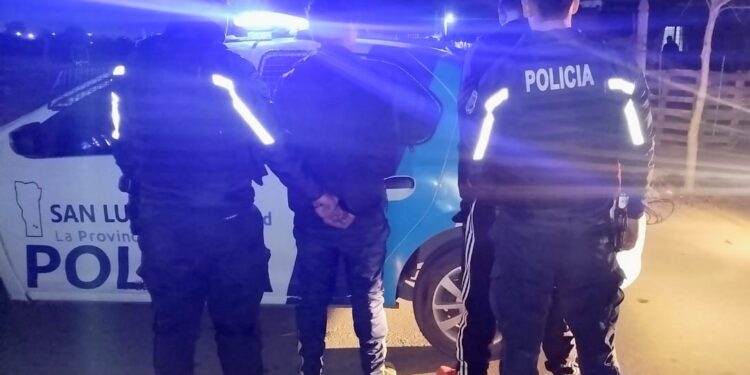 Demoraron a dos hombres por sustraer cableado de alumbrado público