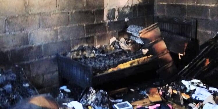 Un cortocircuito provocó el incendio de una vivienda en el barrio La Vecindad