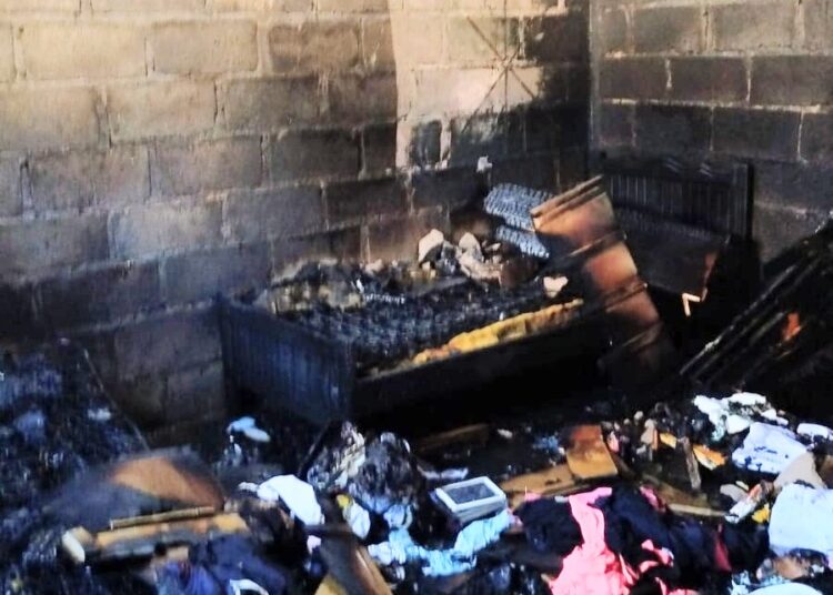 Un cortocircuito provocó el incendio de una vivienda en el barrio La Vecindad