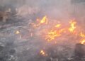 Sofocaron un incendio de residuos y malezas en un terreno baldío