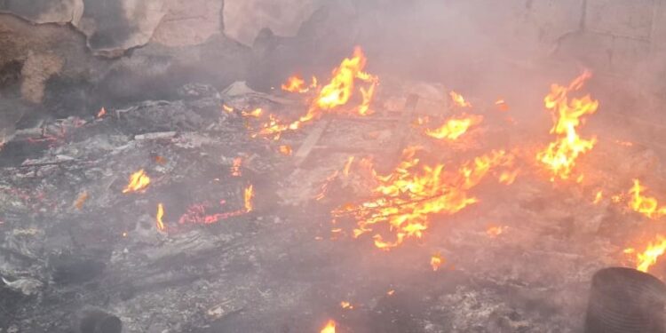 Sofocaron un incendio de residuos y malezas en un terreno baldío