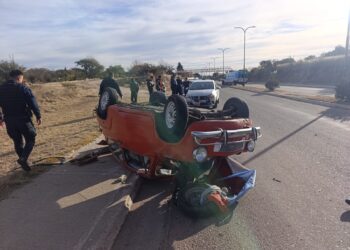 Choque y vuelco en la Autovía de San Luis: dos personas sufrieron heridas leves