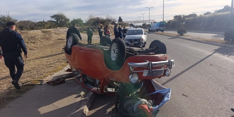 Choque y vuelco en la Autovía de San Luis: dos personas sufrieron heridas leves