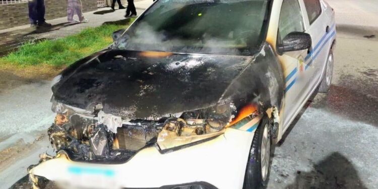 Sofocaron el incendio de un taxi