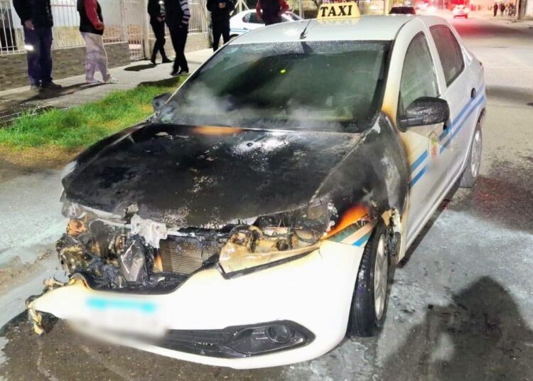 Sofocaron el incendio de un taxi