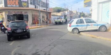 Un hombre resultó lesionado tras el choque entre un taxi y un automóvil