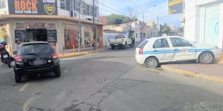 Un hombre resultó lesionado tras el choque entre un taxi y un automóvil