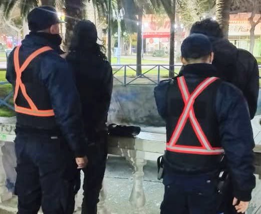 Demoraron a dos sujetos que protagonizaron un disturbio en la plaza Pringles