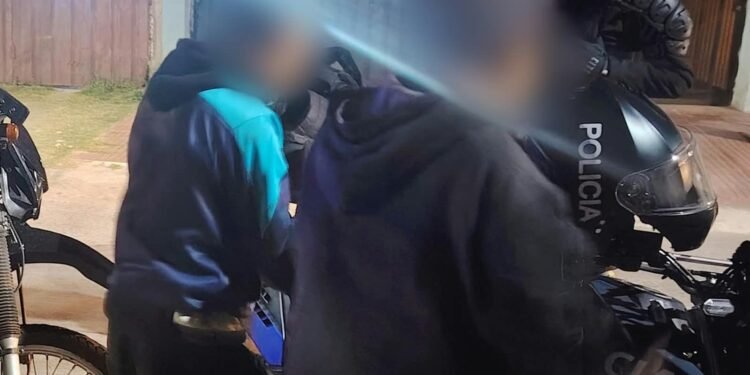 Demoraron a dos hombres y pusieron al resguardo a dos adolescentes tras un disturbio y el robo de un teléfono celular