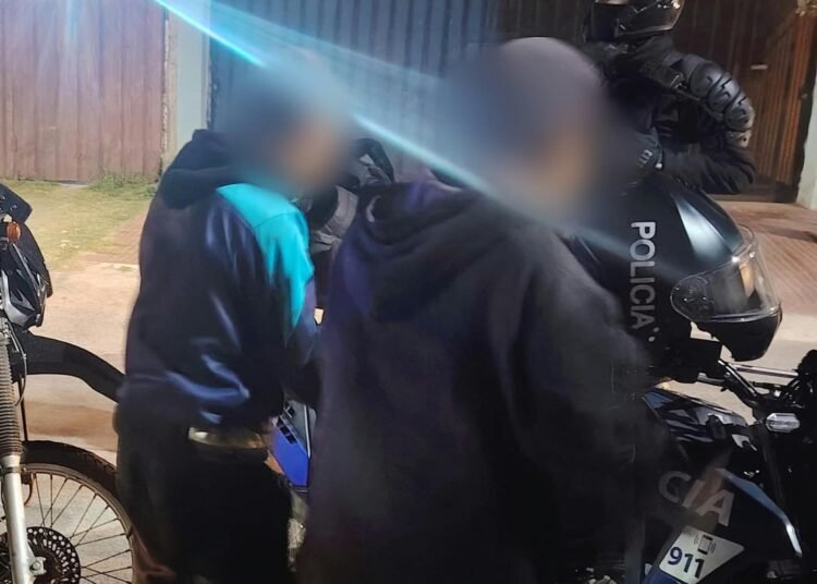 Demoraron a dos hombres y pusieron al resguardo a dos adolescentes tras un disturbio y el robo de un teléfono celular