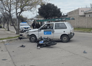 Dos jóvenes sufrieron graves heridas tras un choque entre una motocicleta y un automóvil