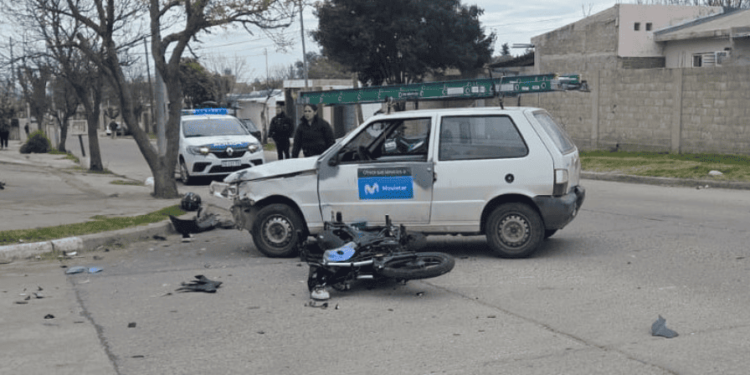 Dos jóvenes sufrieron graves heridas tras un choque entre una motocicleta y un automóvil
