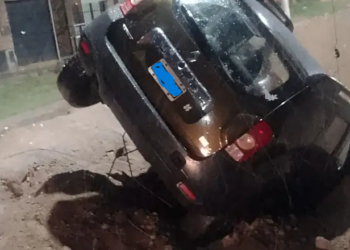 Una camioneta terminó dentro de un pozo durante la nevada en San Luis