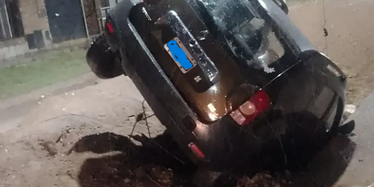 Una camioneta terminó dentro de un pozo durante la nevada en San Luis