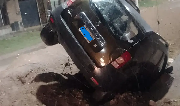 Una camioneta terminó dentro de un pozo durante la nevada en San Luis