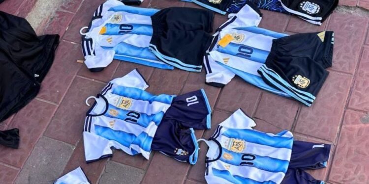 Demoraron a una mujer y pusieron al resguardo a dos adolescentes que sustrajeron indumentaria deportiva de un local comercial