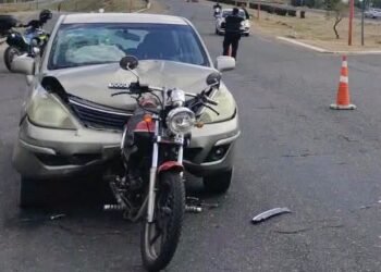 Una mujer embarazada y un hombre resultaron heridos tras un choque entre un automóvil y una motocicleta