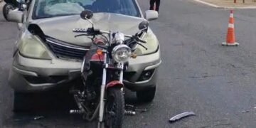 Una mujer embarazada y un hombre resultaron heridos tras un choque entre un automóvil y una motocicleta