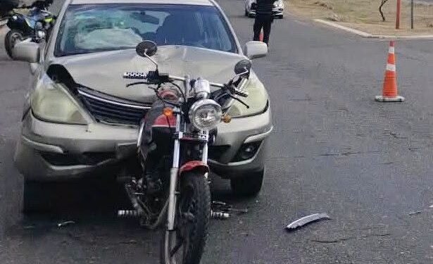 Una mujer embarazada y un hombre resultaron heridos tras un choque entre un automóvil y una motocicleta