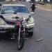 Una mujer embarazada y un hombre resultaron heridos tras un choque entre un automóvil y una motocicleta