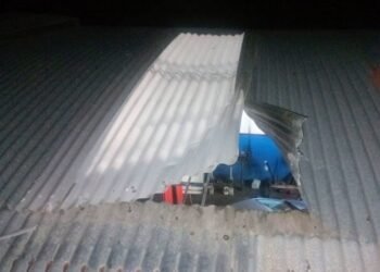 Abrió el techo de chapa para meterse en un taller con intención de robo, pero fue descubierto y detenido.