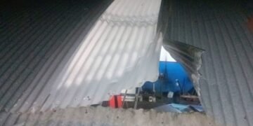 Abrió el techo de chapa para meterse en un taller con intención de robo, pero fue descubierto y detenido.