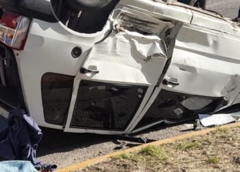 Impresionante accidente y vuelco en calle Antártida Argentina en barrio San Martin