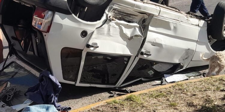 Impresionante accidente y vuelco en calle Antártida Argentina en barrio San Martin